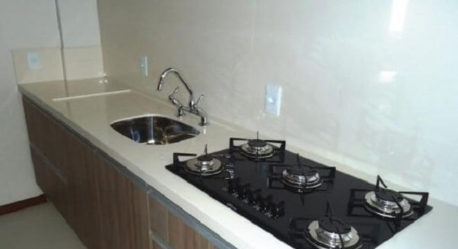 Pia de porcelanato cozinha com cooktop