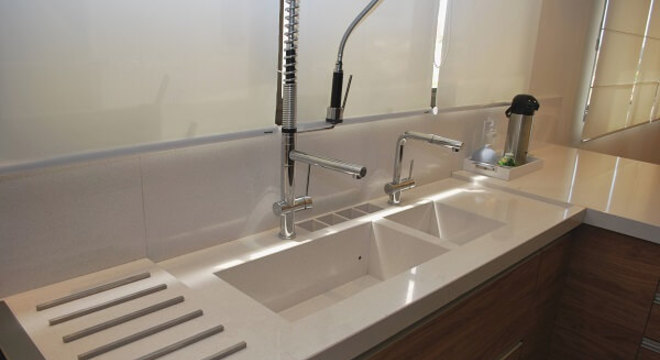 Pia de porcelanato cozinha com duas cubas escupidas 