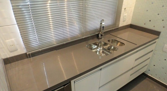 Pia de porcelanato cozinha marrom