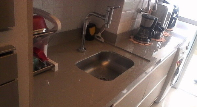 Pia de porcelanato cozinha pequena