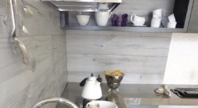 Pia de porcelanato cozinha pequena e decorada