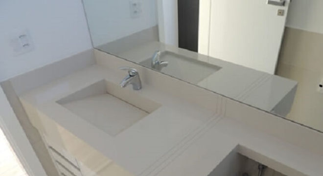 Pia de porcelanato esculpida com detalhes na lateral