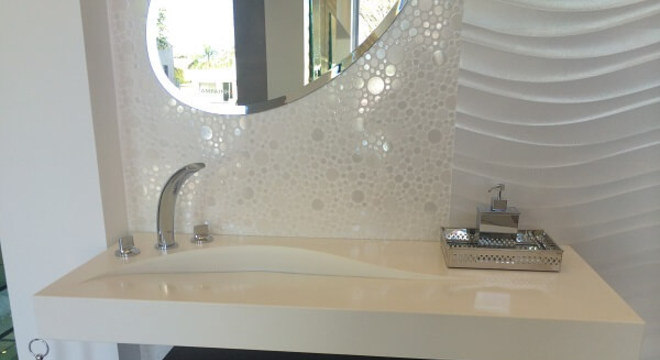 Pia de porcelanato esculpida com linhas modernas