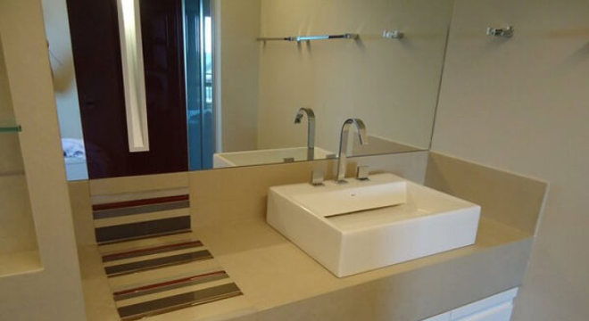 Pia de porcelanato para banheiro com detalhes coloridos