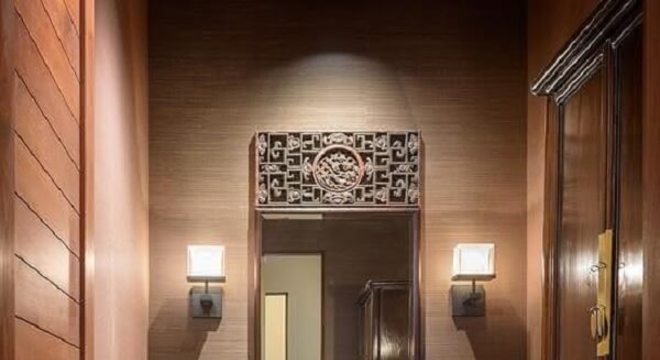 Pia de porcelanato para banheiro decorado com madeira