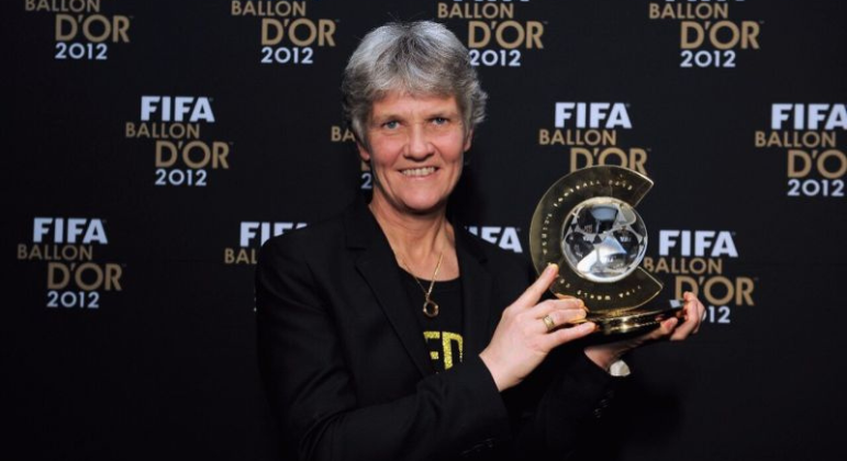 Foi o trabalho com a seleção dos Estados Unidos que a rendeu, em 2012, o título de melhor técnica do mundo, na premiação da Bola de Ouro da Fifa