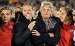 3. Destaque como técnicaPia se aposentou em 1996 e, após dois anos, virou assistente técnica do Vallentuna BK, da Suécia. A primeira experiência como técnica principal foi em 2003, no comando do Boston Breakers, dos Estados Unidos. No final de 2007, assumiu então a seleção feminina dos EUA, que já era bicampeã da Copa do Mundo (1991 e 1999). À frente da seleção, foi bicampeã Olímpica, em 2008 (Pequim) e 2012 (Londres). Ela nunca venceu uma Copa do Mundo com as norte-americanas, mas conquistou o vice em 2011