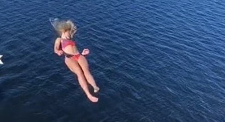 Uma nova tendência estranha, que ninguém parece saber de onde surgiu, se popularizou no TikTok: jovens que praticam saltos-mortais, ao se jogar de grandes alturas para cair de barriga na água