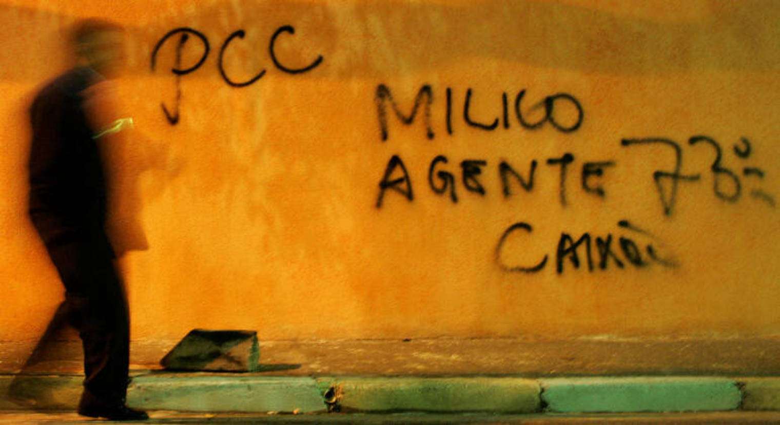 Pichação do PCC em muro de São Paulo (MÁRCIO FERNANDES DE OLIVEIRA/ESTADÃO CONTEÚDO - 07.07.2006)