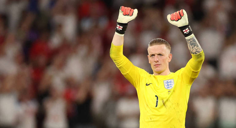 Pickford comemora a vitória da Inglaterra e a vaga nas oitavas de final da Copa