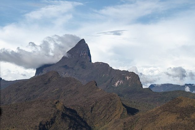 Pico da Neblina - A montanha mais alta do brasil, com 2.995m, fica na Serra do Imeri, no Amazonas. Alpinistas dizem que a escalada não é das mais difíceis, mas requer atenção com paredões de pedra extremamente escorregadias. No pico, o Exército colocou uma bandeira do Brasil.