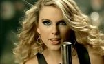 Taylor Swift - Picture To BurnAinda no álbum de estreia da cantora, a faixa tinha um trecho considerado preconceituoso. Atualmente, o caso é tratado com humor pelos fãs da artista, mas em sites de venda é comum ver o álbum na versão inicial 