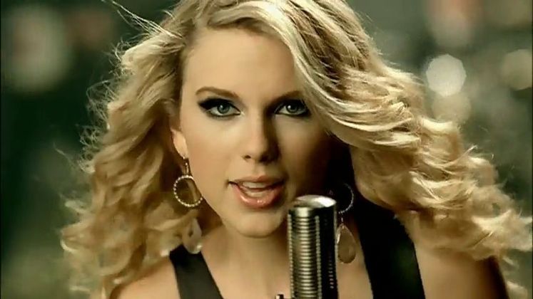 Taylor Swift - Picture To BurnAinda no álbum de estreia da cantora, a faixa tinha um trecho considerado preconceituoso. Atualmente, o caso é tratado com humor pelos fãs da artista, mas em sites de venda é comum ver o álbum na versão inicial 