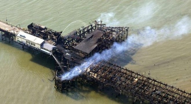 Uma parte do pier de Southend ficou destruída após um incêndio em outubro de 2005