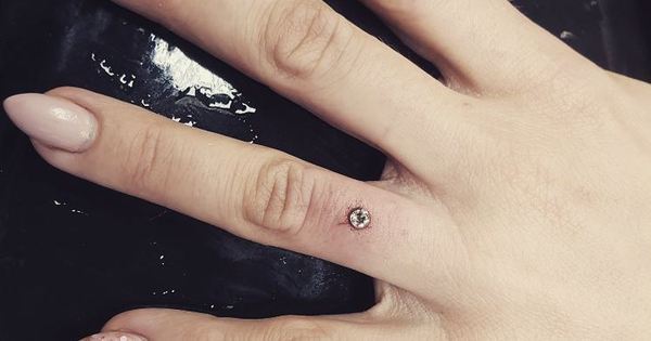 Piercing no dedo anelar substitui anel de noivado tradicional - R7 Meu
