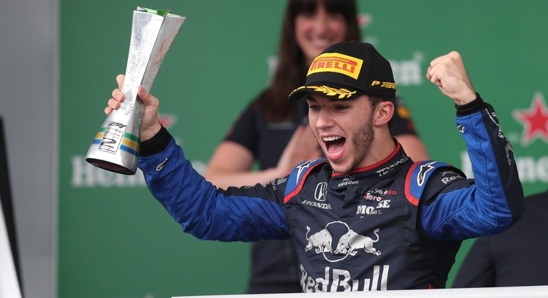 Pierre Gasly é um dos pilotos que defendeu a Toro Rosso, que foi rebatizada no fim de 2019 para AlphaTauri, por mais tempo. A primeira passagem do francês na equipe aconteceu de 2017 a 2018. Por conta do sucesso, ele foi transferido para a Red Bull, mas obteve resultados ruins e retornou para a Toro Rosso em 2019, para substituir Alex Albon, onde permaneceu até 2022