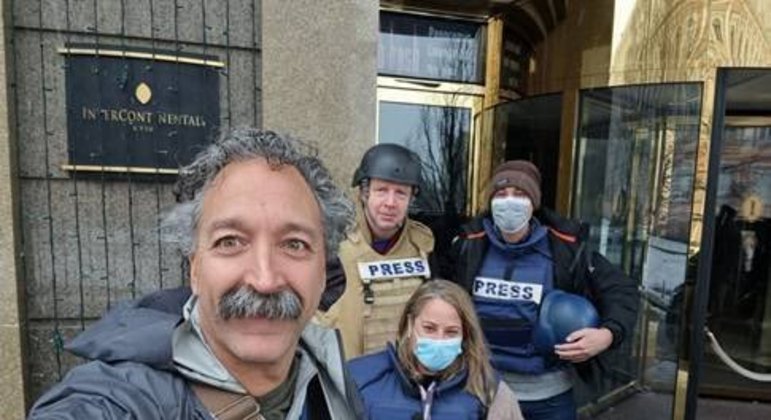 Pierre Zakrzewski (à frente) foi morto ao lado de equipe da Fox News na região de Kiev