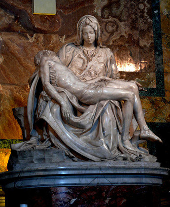 Pietà - A escultura que representa Maria, mãe de Jesus, com o filho morto nos braços, foi feita em 1499 e tem tamanha delicadeza que mal dá pra acreditar ser feita de mármore.