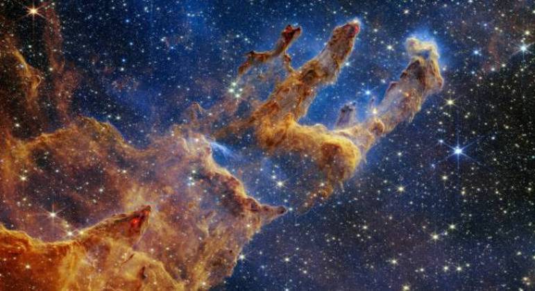Os gigantes Pilares da Criação são um aglomerado de poeira e gás hidrogênio localizado na nebulosa da Águia que fica a cerca de 6.500-7.000 anos-luz da Terra. As novas imagens captadas pelo telescópio James Webb trazem maior detalhes dos pilares que aquelas tiradas em 2014 e 1995 pelo Hubble