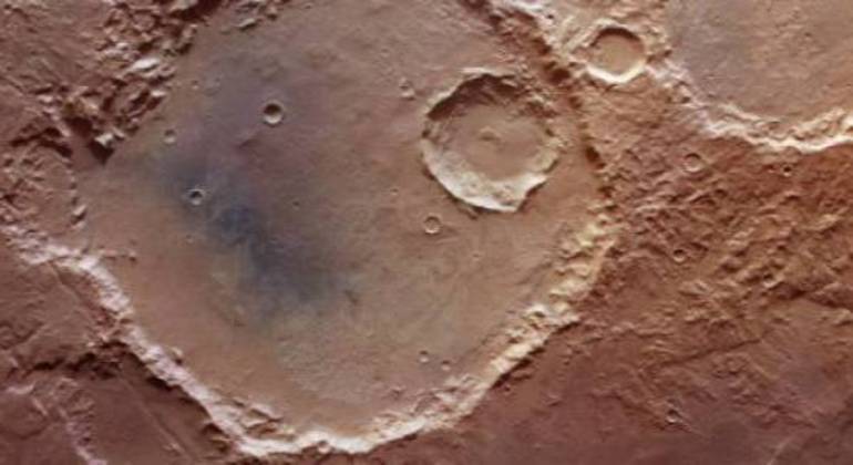 É Marte! O tão falado planeta que está sendo sempre observado e pesquisado pelo humanos possui diversas crateras. A imagem feita pelo sistema de satélites Mars Express, da ESA (Agência Espacial Europeia) mostra a Terra Sirenum, uma região extensa no hemisfério sul do planeta repleta de crateras enormesNÃO PERCA: Concurso internacional premia fotos tiradas por drones: veja as vencedoras