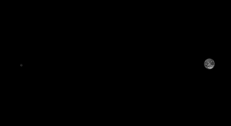 Está imagem mostra a Terra e a Lua a 1,4 milhões de quilômetros no dia 13 de outubro deste ano. O registro foi feito pela nave espacial Lucy, que através dos sobrevoos pela Terra conseguirá velocidade para alcançar os asteroides troianos — pequenos corpos que orbitam o Sol na mesma distância que Júpiter — completando sua missão