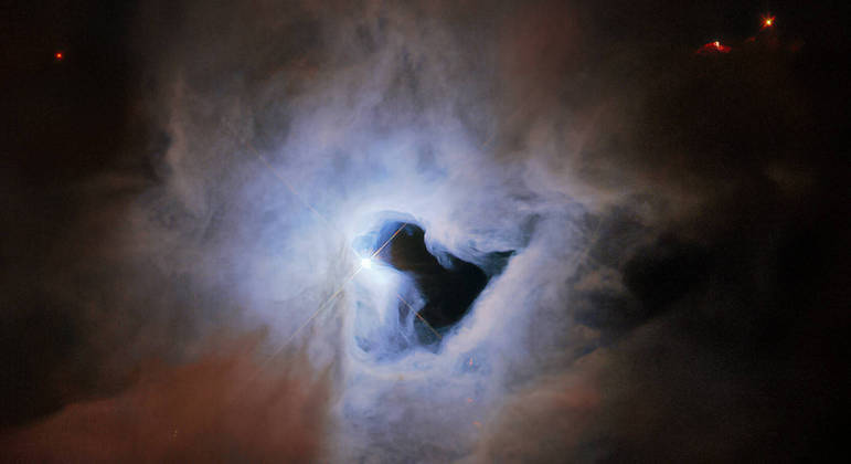 A NGC 1999 é uma nebulosa de reflexão que está localizada na constelação de Órion a cerca de 1350 anos-luz da Terra, estando perto da Nebulosa de Órion, uma região de formação intensa de novas estrelas. A NGC 1999 só brilha por causa da luz de uma fonte incorporada, no caso a estrela recém-nascida V380 Orionis que é visível no centro da imagemNÃO VÁ EMBORA: Estrelas novas e cometas azuis: veja as melhores fotos do espaço desta semana