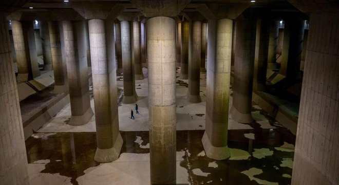 Na cisterna do reservatório que mais parece um templo, pilastras de 500 toneladas sustentam o teto 