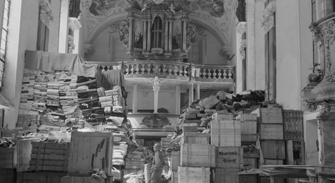  Saques alemães armazenados na igreja em Ellingen, Alemanha, encontrada por tropas dos EUA O destino do ouro