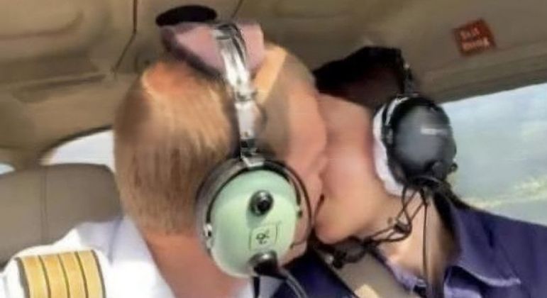 Piloto de avião e aluna foram expulsos de escola de voo após vídeo viralizar