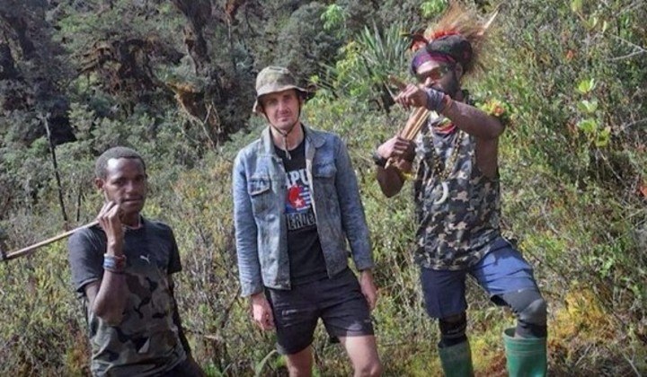 O piloto Philip Mehrtens, da Nova Zelândia, está sendo mantido como refém por um grupo de rebeldes da Papua Nova Guiné há mais de um mês. O homem transportava cidadãos papuas quando foi sequestrado.
