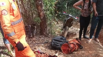 Piloto de Moto Cross é resgatado em  trilha, em Pará de Minas
