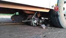 Moto vai parar debaixo de ônibus após acidente em rodovia no DF; veja imagens