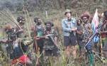 piloto sequestrado por rebeldes em papua interagindo amigavelmente com sequestradores