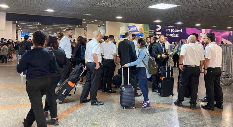 Pilotos e comissários fazem greve na manhã desta segunda no aeroporto de Brasília