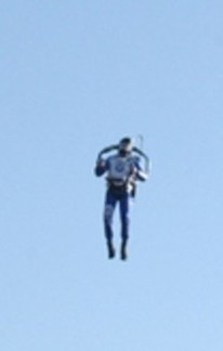 Pilotos relatam maluco com mochila a jato a mais de 900 m de altura (Montagem/R7)