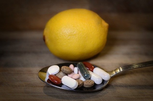 Para o químico, 'há mercado para suplementos alimentares e, entre estes, os de vitaminas são os mais populares, mas com uma alimentação equilibrada não é necessário tomar vitaminas embaladas, apenas nos casos em que há problema de absorção ou doença que tem a ver com a deficiência de vitaminas e que deve sempre ser tomada sob prescrição médica”, alerta 