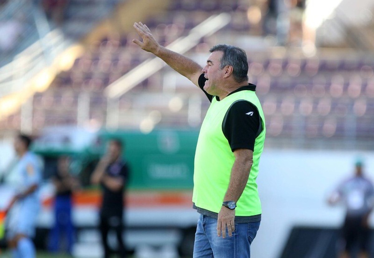 Pintado passa instruções durante partida da Inter de Limeira (Celio Messias/Ag. Paulistão - 05.03.2023)