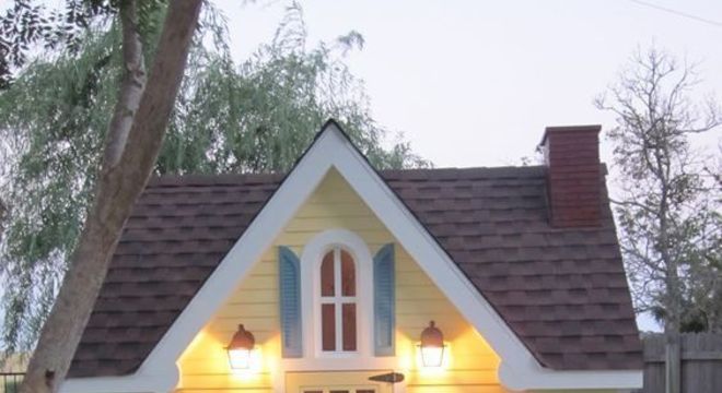 Pinturas de casas com janelas e canteiros azul 