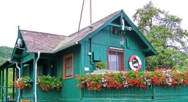 Pinturas de casas de madeira na cor turquesa