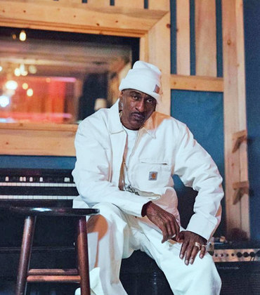 Pioneiro no Hip Hop, um dos mais influentes MCs da história. Seu álbum 