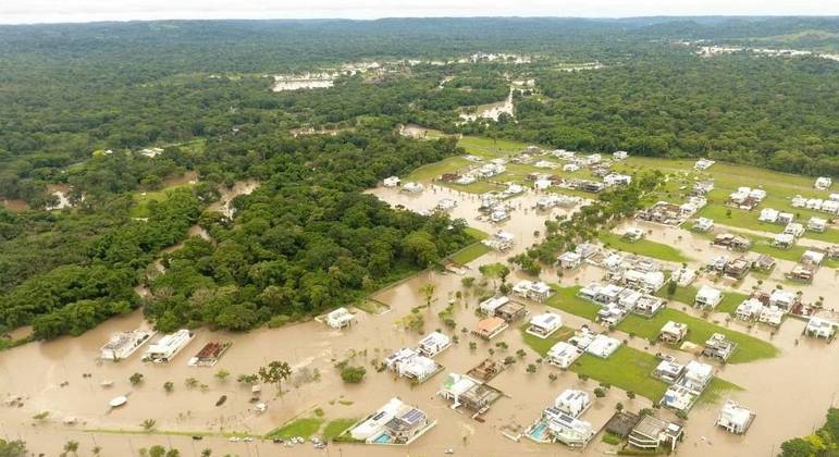 A pior cheia do rio Cachoeira desde 1967 deixa Itabuna alagada