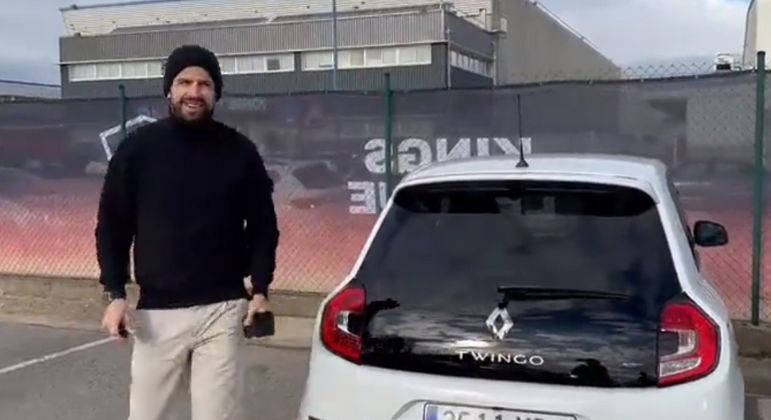Piqué aparece dirigindo carro popular em evento na Espanha