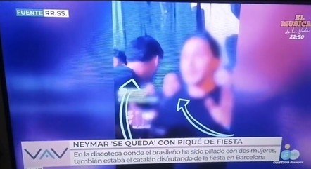 Vídeo mostra um homem, que seria Piqué, conversando com outra mulher
