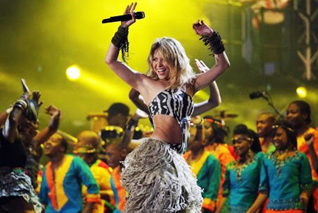 Piqué e Shakira se conheceram durante a Copa do Mundo de 2010, na África do Sul. O torneio foi especial para ambos, não só por terem se conhecido lá, mas porque ele foi campeão e ela cantou a música tema: 