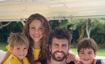 Piqué e Shakira se divorciamOutro casal que também anunciou a separação foi o zagueiro espanhol, que se aposentou do Barcelona, e a autora de Waka Waka, uma das maiores músicas de Copas do Mundo. O término do casamento aconteceu após 12 anos juntos, e o motivo seria uma traição por parte do jogador