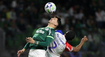 Piquerez e Tinga disputam bola aérea em Palmeiras X Fortaleza pela Copa do Brasil