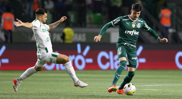 Piquerez domina a bola pelo Palmeiras em duelo contra o Cuiabá que o Verdão venceu por 1 a 0