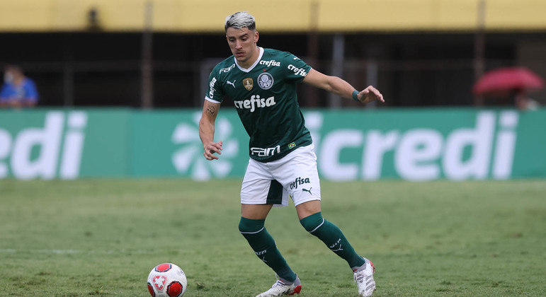 Piquerez domina a bola durante o empate entre Palmeiras e São Bernardo pelo Paulistão 2022