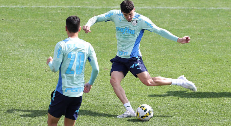 Piquerez se prepara para bater na bola no último treino do Palmeiras para enfrentar o Cuiabá