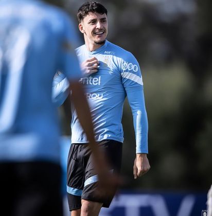 Ao contrário dos companheiros de Celeste acima, Joaquín Piquerez era um lateral que despertava interesse desde muito novo. Revelado pelo Defensor-URU, o jogador escalou o futebol uruguaio até chegar ao Peñarol, o principal clube do país. Dali, o atleta chamou a atenção de Abel Ferreira, foi para o Palmeiras, e as convocações para a seleção do Uruguai viraram rotina na carreira do craque